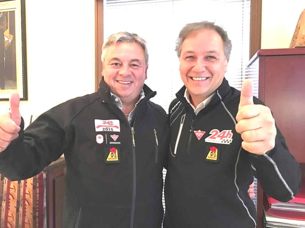 De gauche à droite, Michel Rochon, propriétaire des Rôtisseries St-Hubert de Sainte-Adèle, Sainte-Agathe-des-Monts, Mont-Tremblant et le St-Hubert Express de Tremblant, et Jean Dumas, propriétaire du magasin Canadian Tire de Sainte-Agathe-des-Monts. - Photo gracieuseté