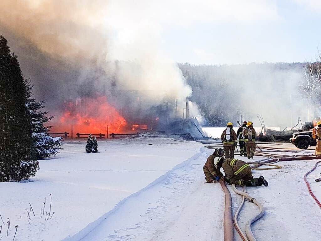 Une maison ravagée par un incendie à Val-des-Lacs