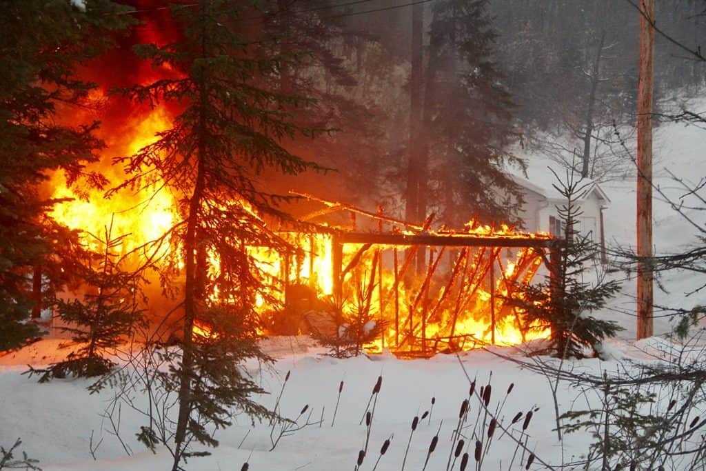 Un cabanon flambe à Val-Morin