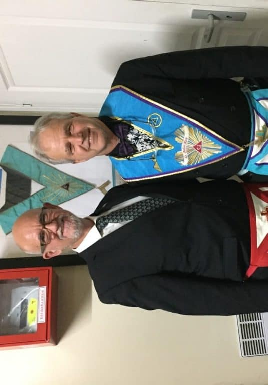 Sur la photo, Jean-Michel Marmorat pose en compagnie d'Alexis Lapc.* (confidentialité oblige), ancien membre de la Grande Loge de Bulgarie et membre de la Grande Loge Mixte nationale. - Photo gracieuseté