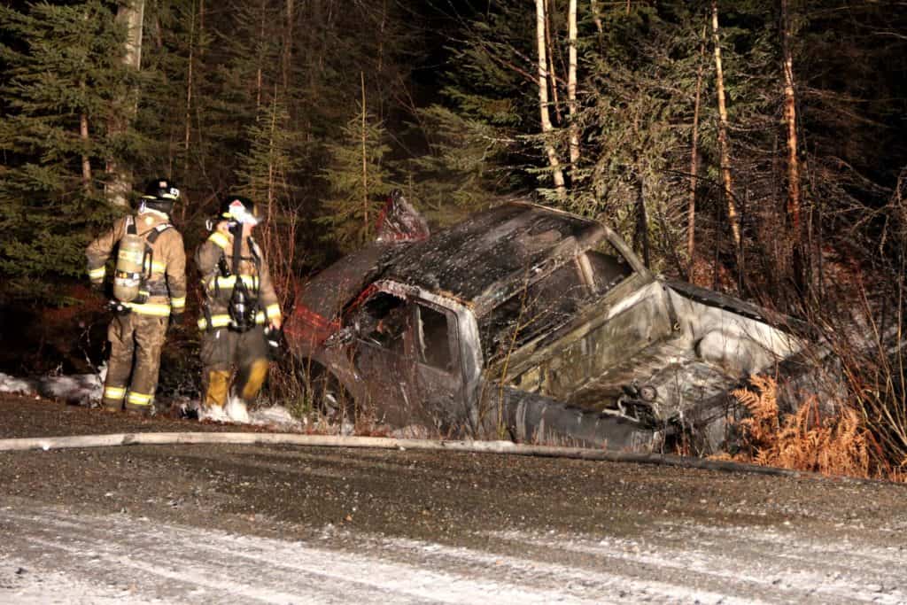 Un camion prend feu après une sortie de route