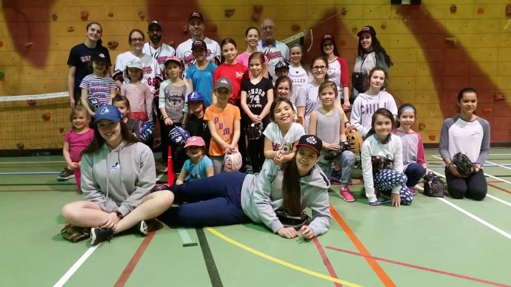 Les filles adorent le baseball mineur