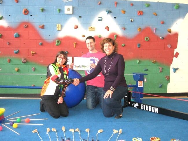 Sur la photo, de gauche à droite, Carole Nadon, porte-parole de l’équipe cycliste Le Petit Poucet/Équilibrum, Hugo Berthelet, enseignant en éducation physique, et Martine Samson, directrice de l’école Notre-Dame-de-la-Sagesse. - Photo gracieuseté