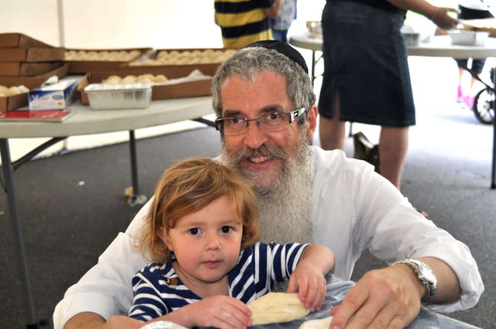 Les membres de la famille Carlebach ont mis aussi la main à la pâte. - Photo TC Media - Daniel Deslauriers