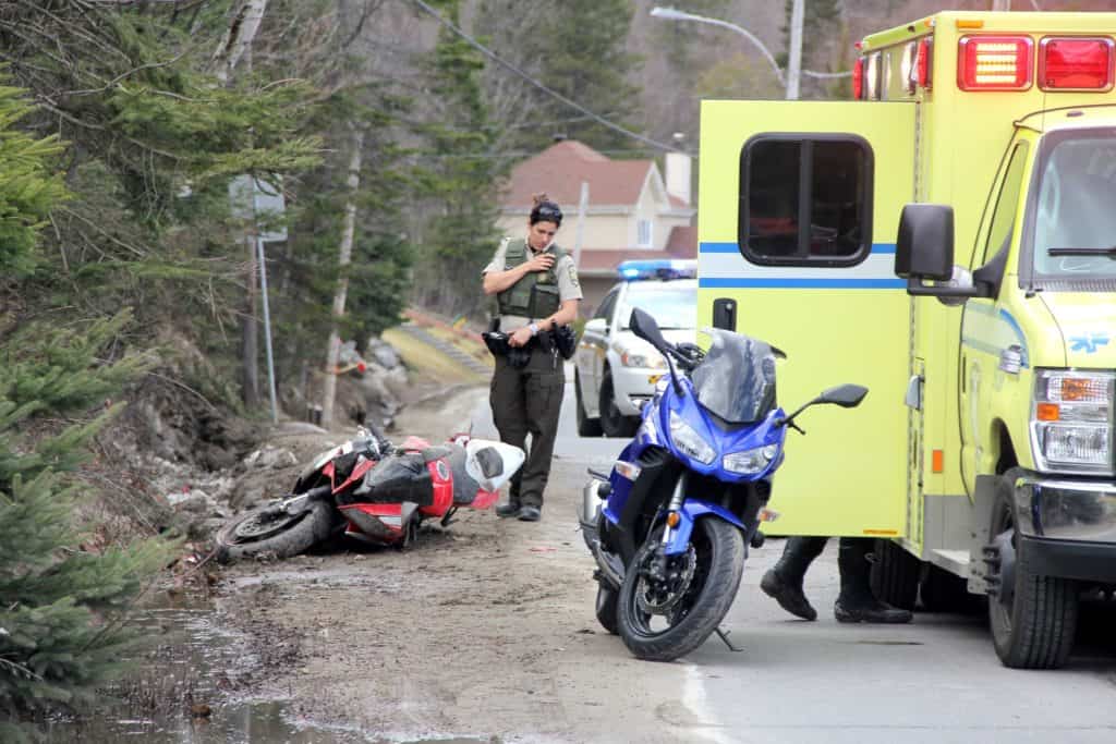 Une moto dérape sur le chemin du Village à Saint-Adolphe