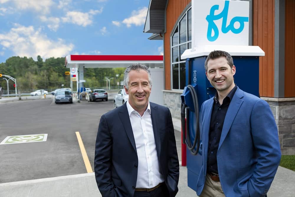 Serge Harnois, président-directeur général de Harnois Groupe pétrolier (HGP) et Louis Tremblay, président et chef de la direction d'AddÉnergie au Esso Le magasin à Saint-Adèle. - Photo Gracieuseté - LeclairPhoto