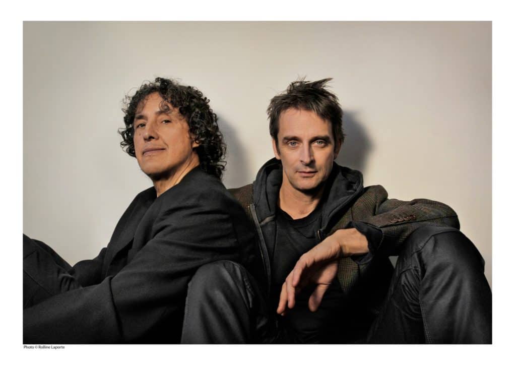Alejandro Venegas, chanteur et guitariste d’origine chilienne, et Simon Claude, violoniste québécois, forment le cœur et l'âme de ce groupe. - Photo gracieuseté