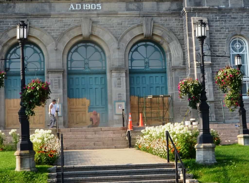 Les portes de l’église changent de couleur