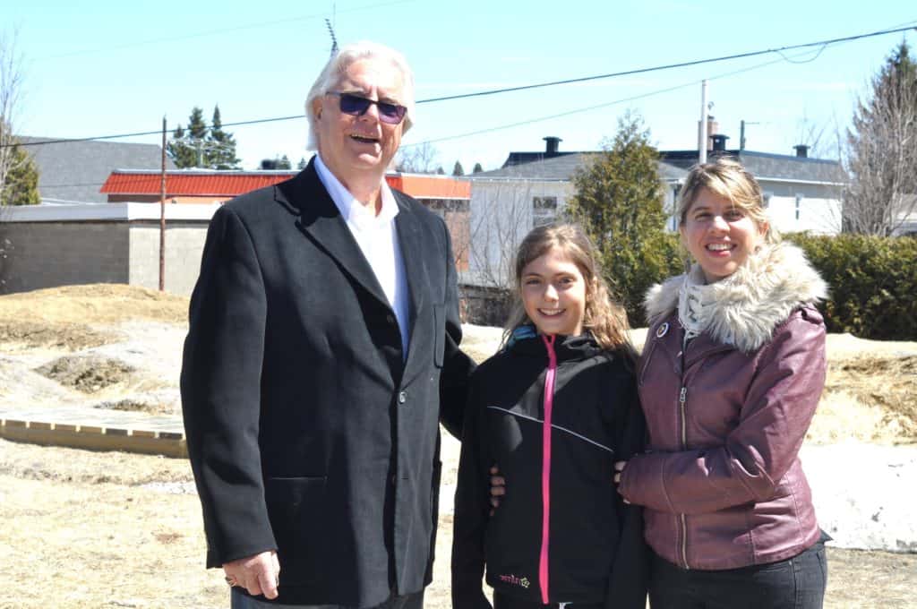 Le propriétaire de l'Hôtel Spa Watel, Claude Fleurent, et sa petite-fille Nell sont fiers d'appuyer le projet de Geneviève Chartrand. - Photo TC Media - Daniel Deslauriers