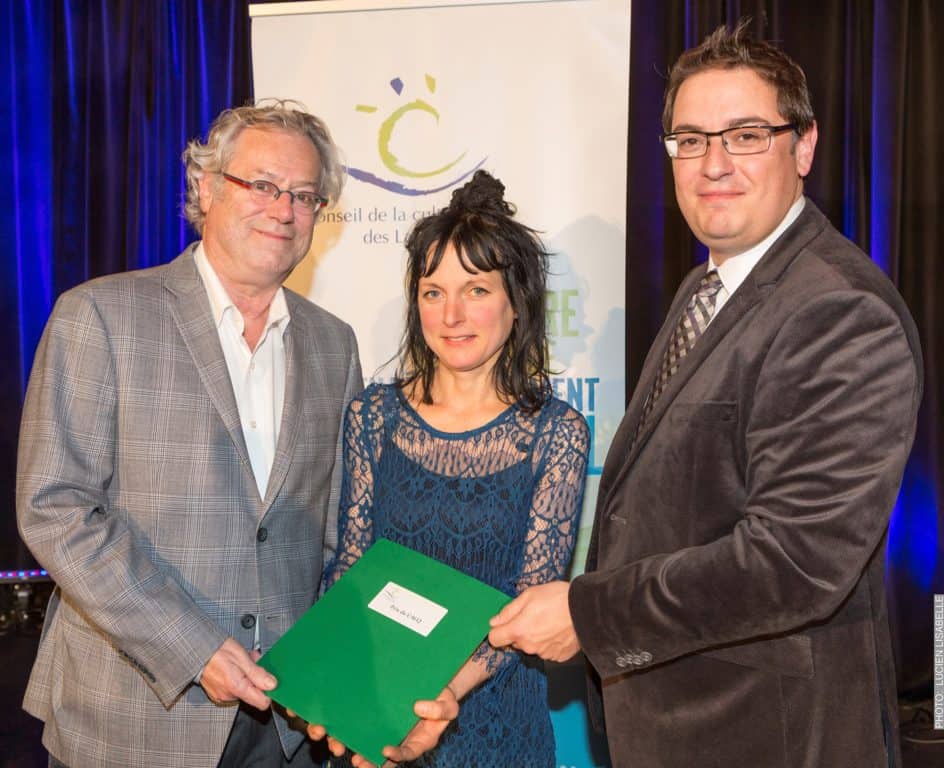 Sur la photo, la gagnante de l'an dernier. De gauche à droite, Alain Filion, directeur du soutien aux organismes de création et de production au CALQ, Geneviève Oligny, artiste en arts visuels et lauréate 2015-2016 du Prix du CALQ, et Alexandre Gélinas, président du CCL. - Crédit photo Lucien Lisabelle