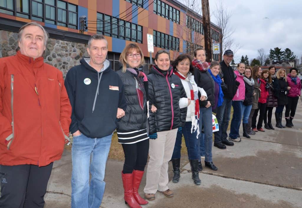 Chaînes humaines pour protéger mon école