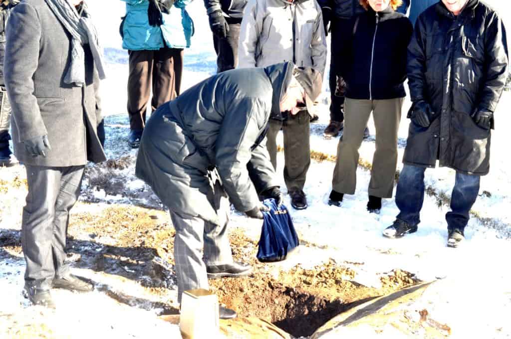 Roger Lauzé enterré dans la fosse de sable du 18e trou