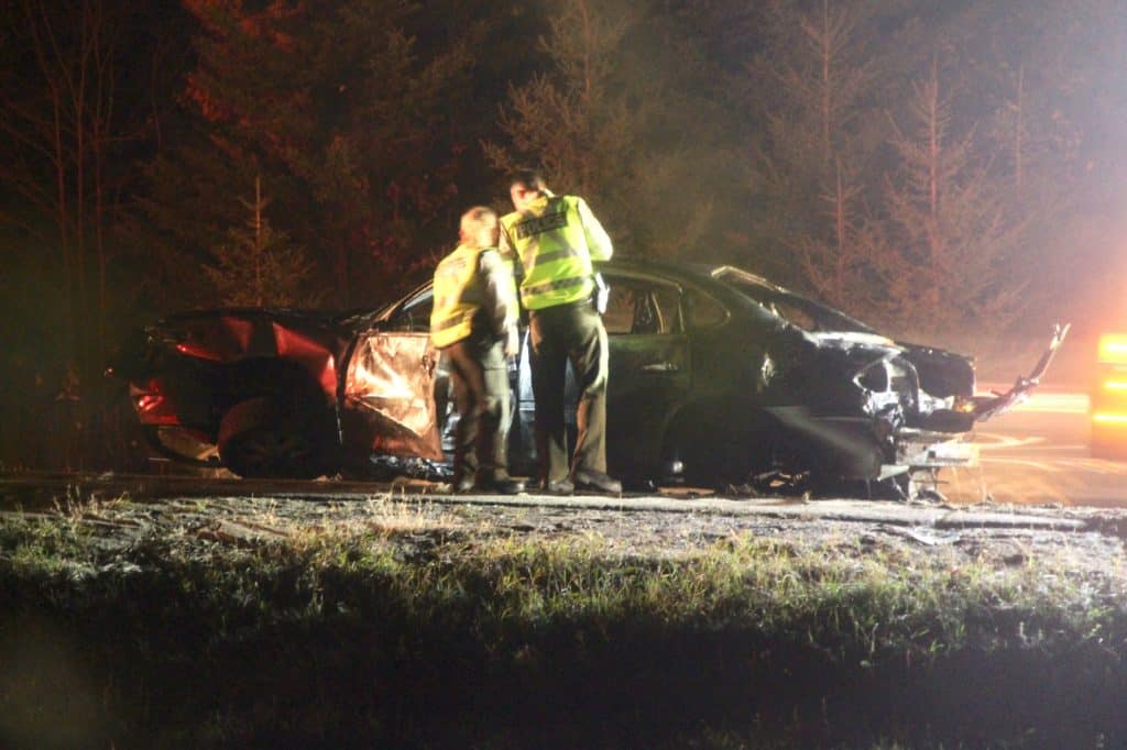 Un véhicule prend feu après avoir effectué des tonneaux