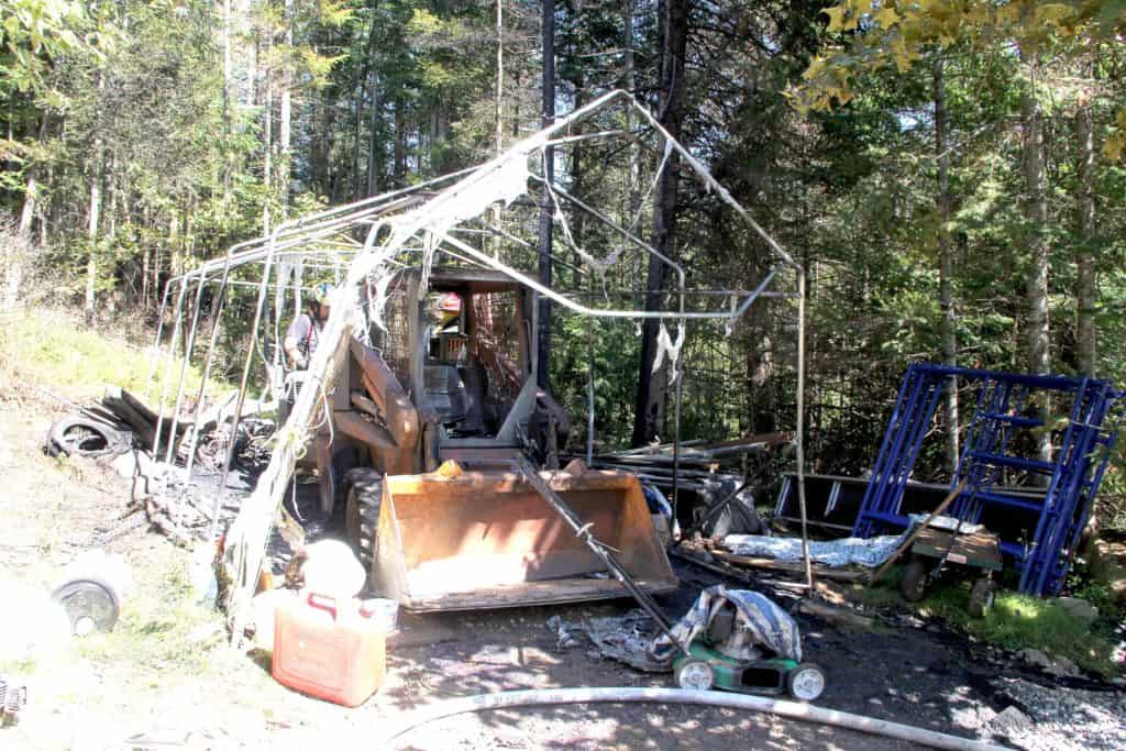 Une chargeuse hydraulique en feu à Sainte-Agathe!