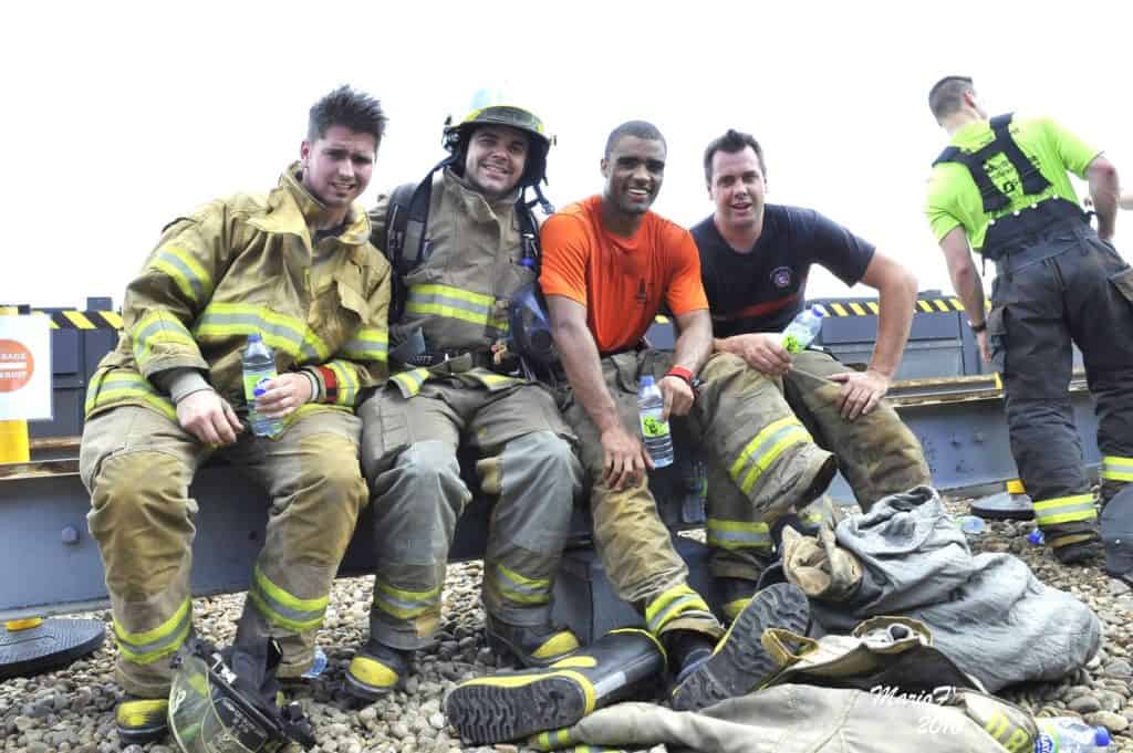 Quatre pompiers grimpent 48 étages et 1 125 marches