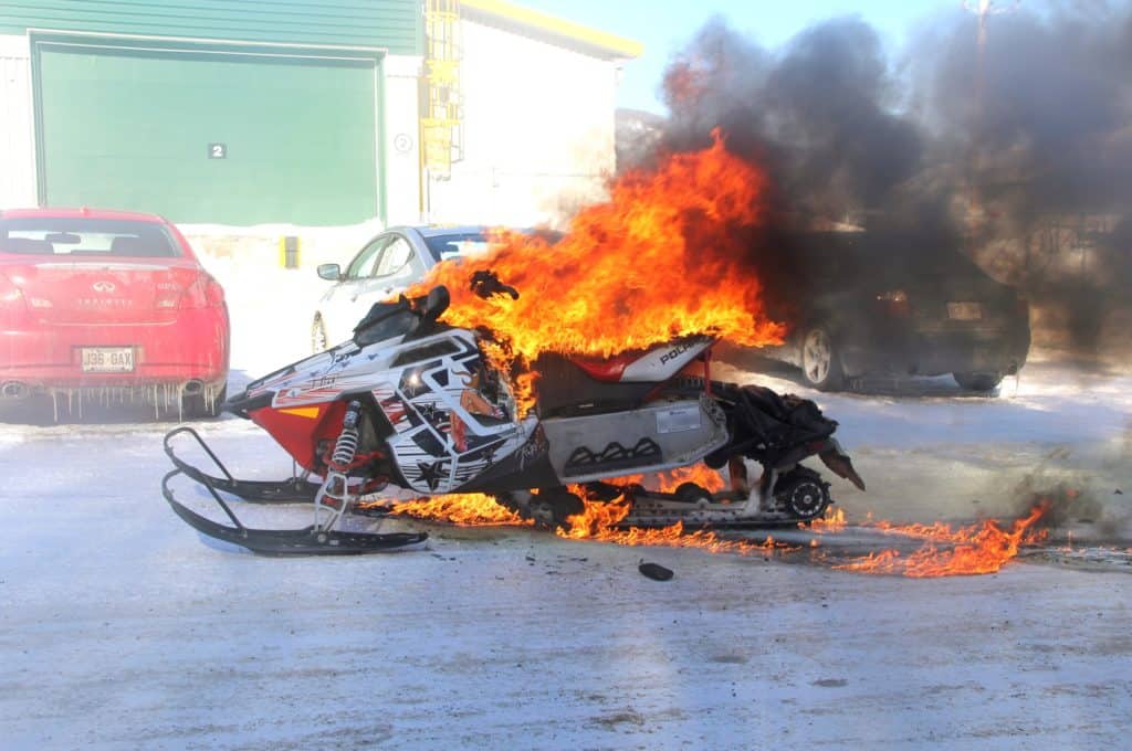 Une motoneige prend feu