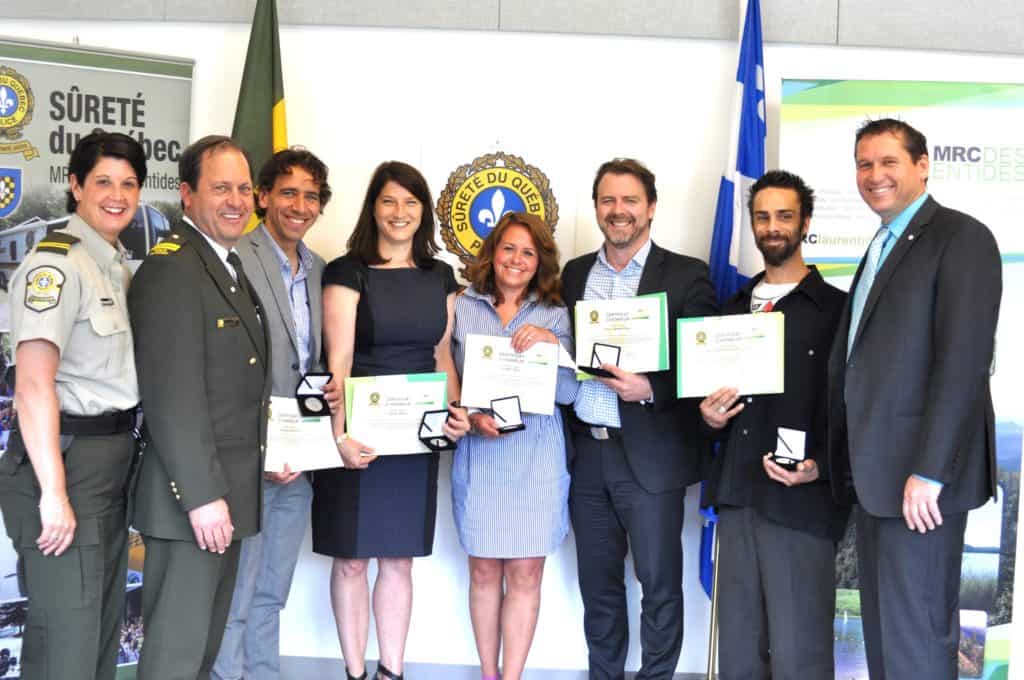 Dans l'ordre habituel, Isabel Des Groseilliers, coordonnatrice locale police communautaire, Sylvain Mainville, directeur du poste de la MRC des Laurentides, Sébastien Berthelet, Valérie Dufour, Caroline Matte, Hugo Sigouin-Plasse, Aaron Matthew Faucher-Laprise et Steven Larose, maire de Montcalm et président du Comité de la sécurité publique de la MRC des Laurentides. Yannick Bouthillier était absent au moment de la photo. - Photo TC Media - Daniel Deslauriers