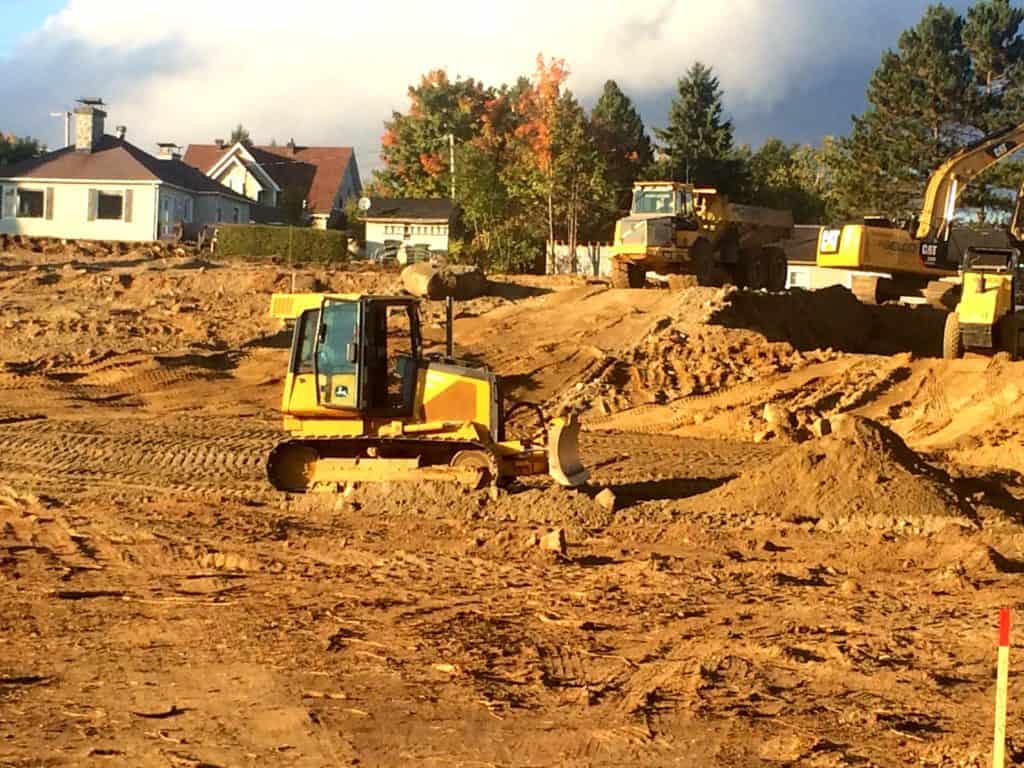 Presque tous les arbres ont été abattus sur cette propriété qui accueillera, en 2017, une soixantaine d'unités de logement. - Photo TC Media - Éric Busque