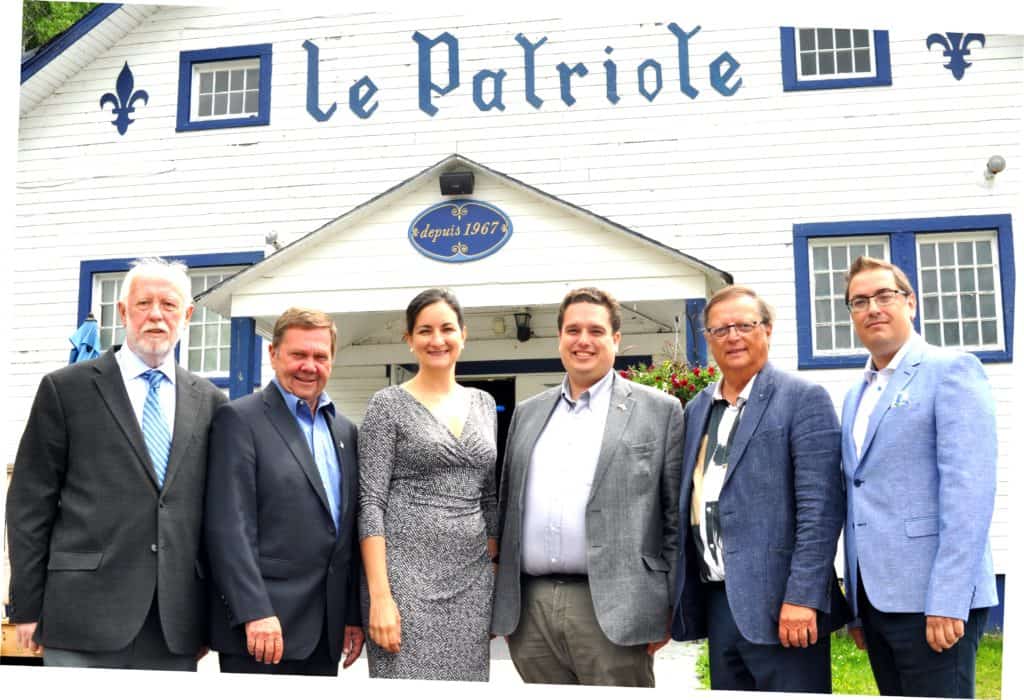 Dans l’ordre habituel, le président du conseil d’administration du théâtre Le Patriote, Paul Legault, le maire de Sainte-Agathe-des-Monts, Denis Chalifoux, la ministre de la Culture et des Communications, Marie Montpetit, le député de Laurentides-Labelle, David Graham, le député de Bertrand, Claude Cousineau, et le directeur général du théâtre Le Patriote, Alexandre Gélinas. - Photo Information du Nord - Daniel Deslauriers