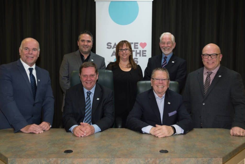 De gauche à droite, Sylvain Marinier, Denis Chalifoux, Frédéric Broué, Chantal Gauthier, Jean-Léo Legault, Grant MacKenzie et Marc Tassé. - Photo gracieuseté