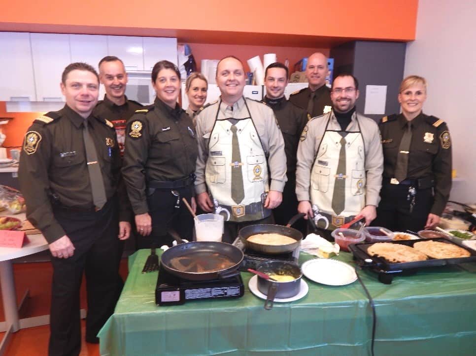 Les policiers de la SQ cuisinent pour une bonne cause