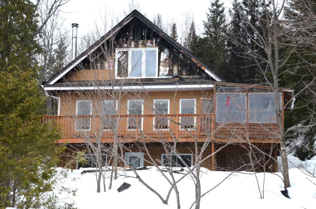 Une maison détruite par le feu sur la rue des Bouleaux