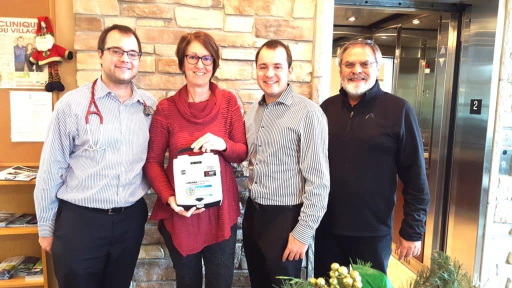 Un défibrillateur tout neuf pour le GMF de Saint-Donat. Dans l’ordre habituel, Dr Bertrand Melançon, Dr Anne Fortin, membre du conseil d’administration de la Fondation médicale des Laurentides et des Pays-d’en-Haut, Dr Philippe Melançon et Luc Hamilton, représentant de Cardio Choc, fournisseur officiel de la Fondation médicale. - Photo gracieuseté