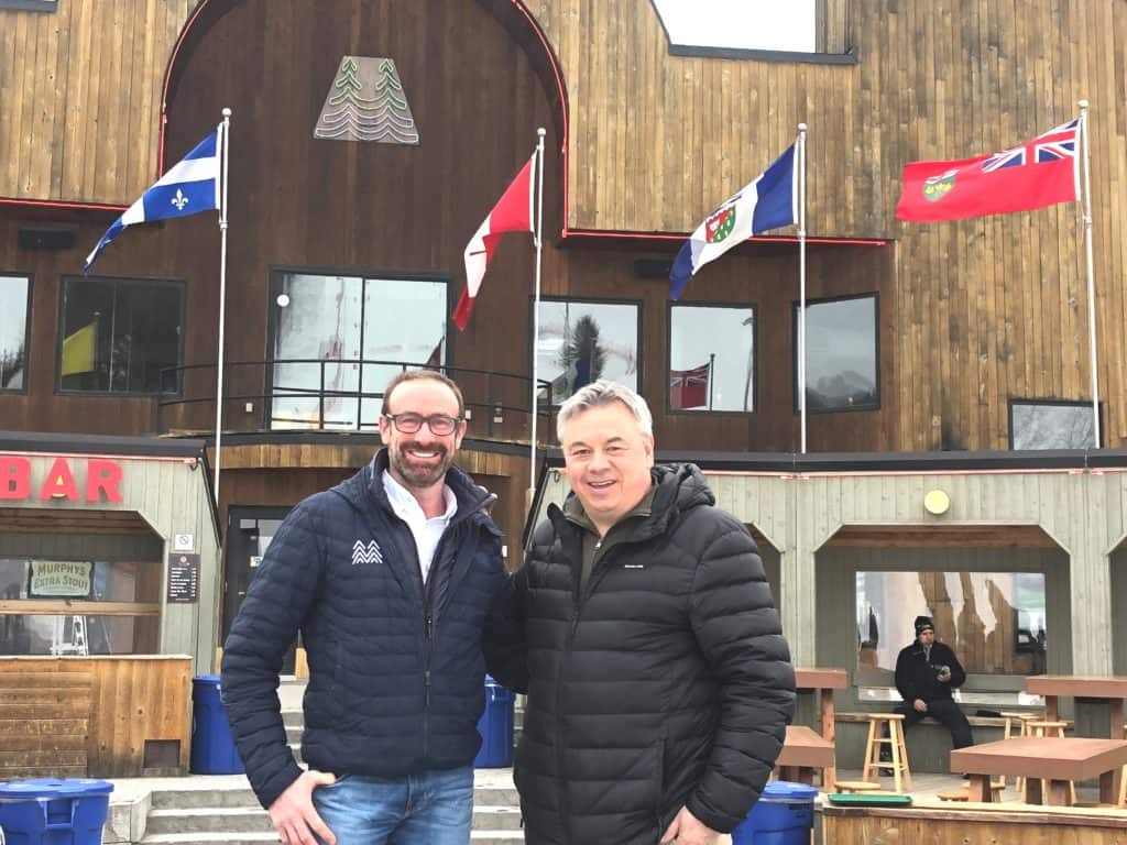 Sur la photo, le président de la Fondation médicale, Michel Rochon, et Louis-Philippe Hébert du Groupe des Sommets. - Photo gracieuseté