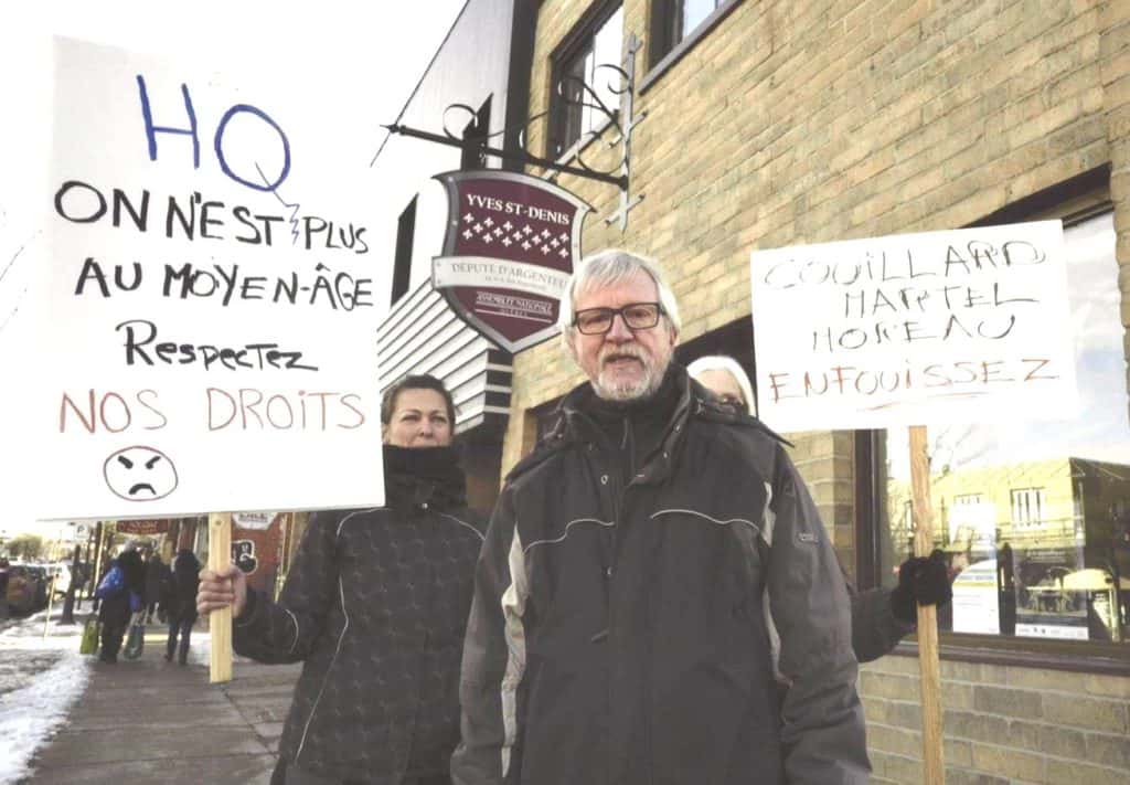 Des manifestants repoussés au bureau du député St-Denis