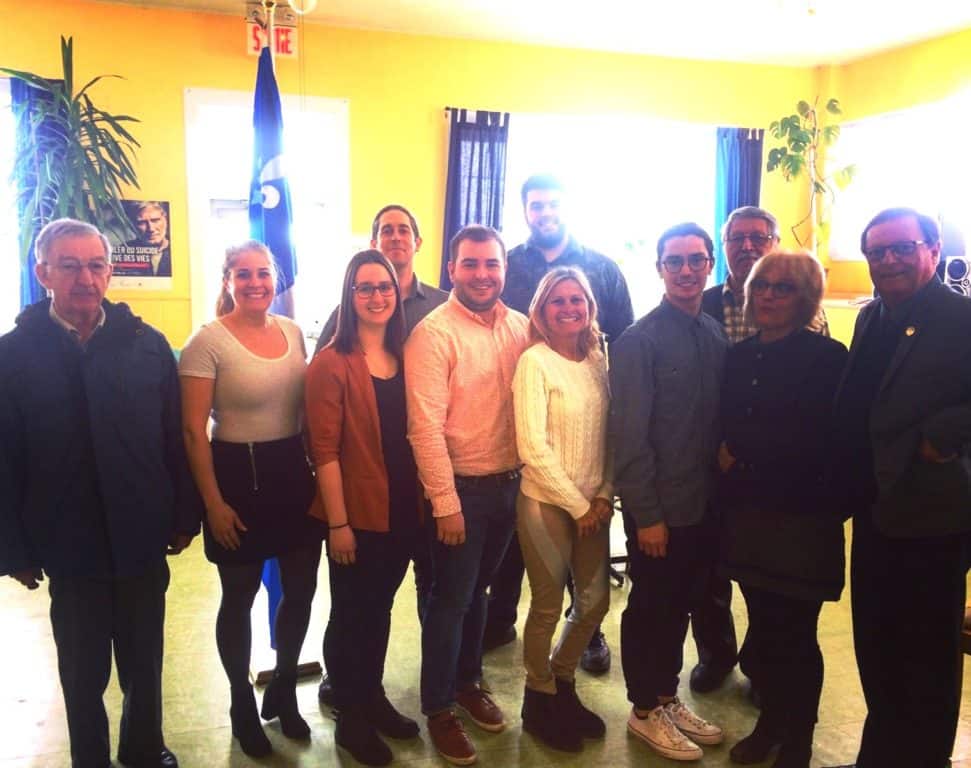 De gauche à droite, au premier rang, Pierre Haché, conseiller, Joëlle Lafontaine, secrétaire, Laurianne Labelle, représentante des jeunes, Samuel Landry-Beauchamp, président, Linda Arseneau, vice-présidente, Benjamin d’Hugues, représentant des jeunes, Marie Valois, trésorière, Claude Cousineau, député. Deuxième rangée: Carl De Montigny, conseiller, Alec Martel, conseiller, et Lucien Lauzon, conseiller. - Photo gracieuseté