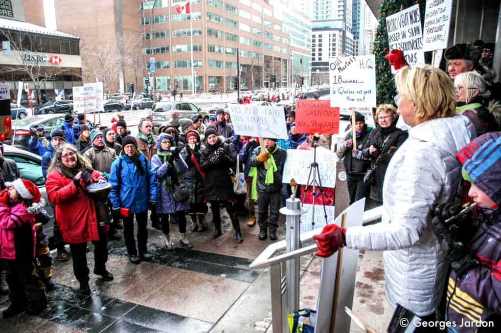 Une centaine de manifestants devant le siège social d’Hydro-Québec