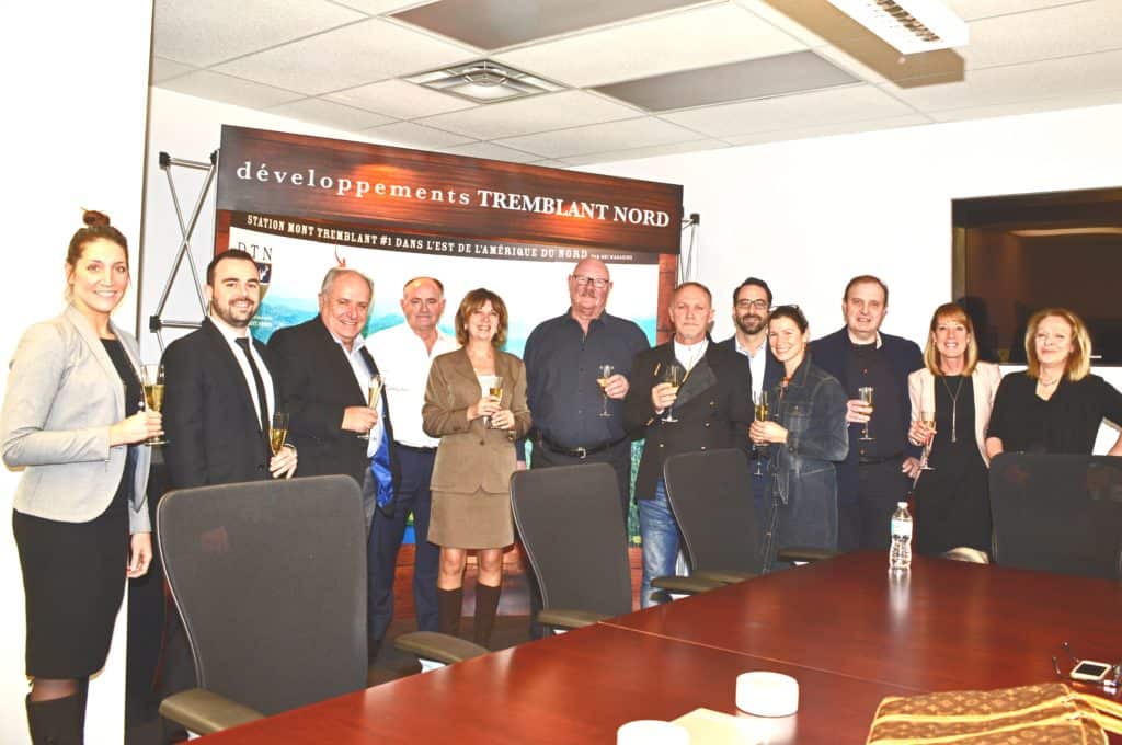 Les représentants de Développements Tremblant Nord et du Groupe Immobilier Van Houtte posent pour la postérité. - Photo gracieuseté