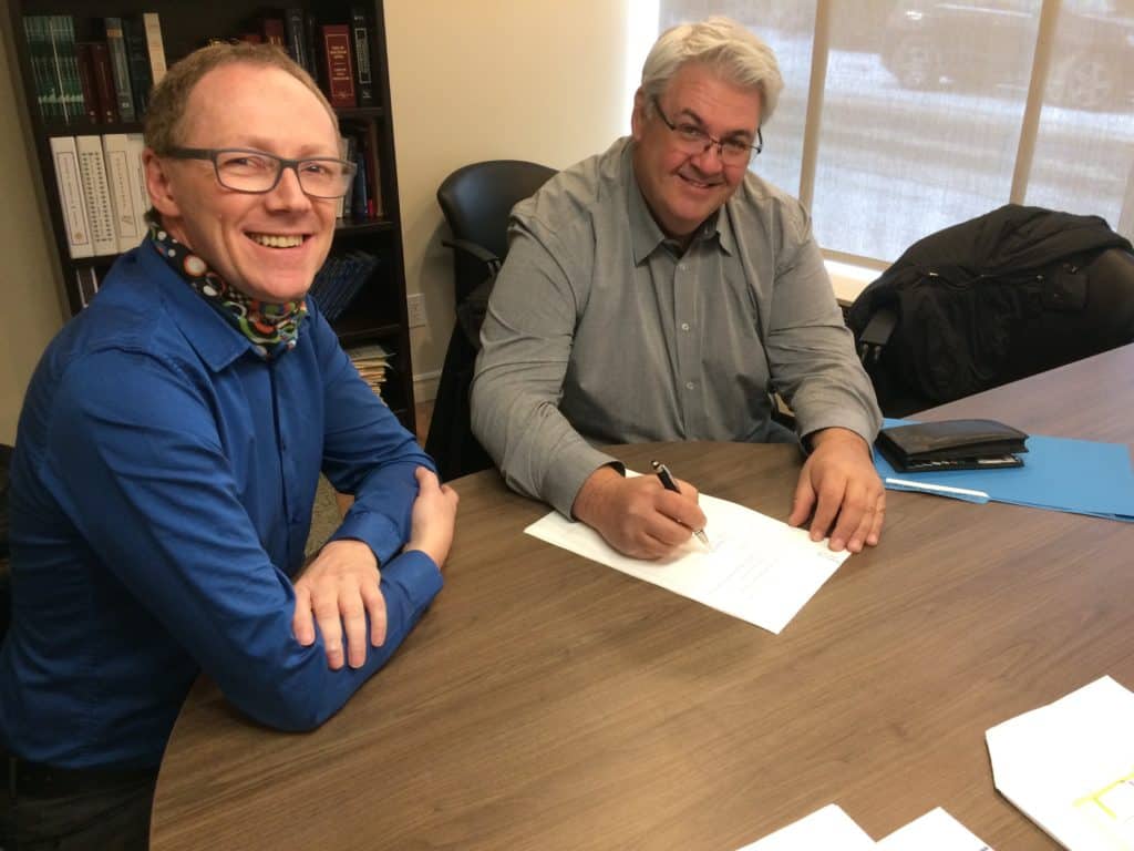Sur la photo, Marc André Caron, président du conseil d’administration d’Inter Action Travail, et Sylvain Labelle, propriétaire de J.L. Brissette, au moment de la signature de l’acte de vente. - Photo gracieuseté