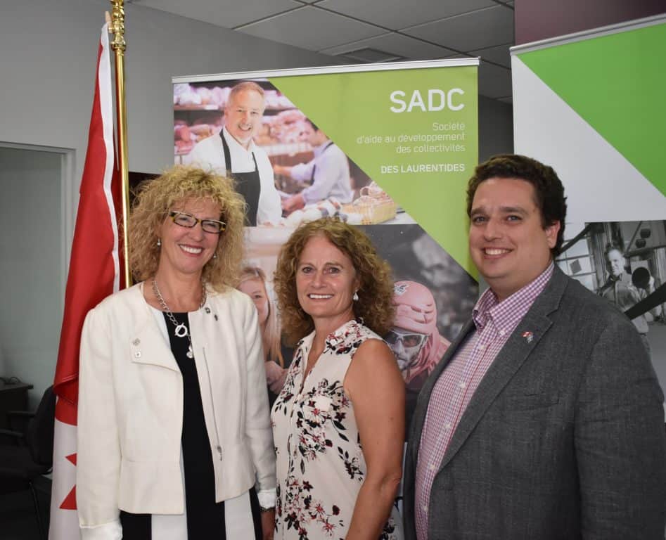 Martine Paiement, présidente du conseil d’administration de la SADC des Laurentides, Sylvie Bolduc, directrice générale de la SADC des Laurentides et David Graham, député de Laurentides-Labelle lors de l’annonce de l’entente à La Manufacture. - (Photo gracieuseté)