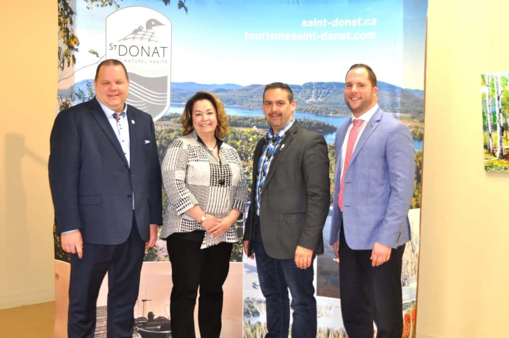 Dans l’ordre habituel, le directeur du Service du développement économique de la municipalité de Saint-Donat, Marc St-Pierre, Lucie Demers, directrice Stratégie et Développement de Filaction, Joé Deslauriers, maire de Saint-Donat, et Samuel Courcelles, directeur de comptes chez Desjardins Entreprises. - Photo Information du Nord - Daniel Deslauriers