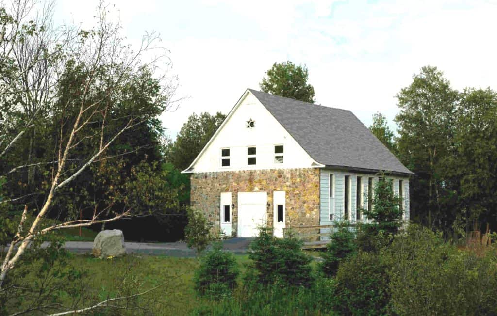 Une nouvelle vocation pour cet édifice de Val-Morin qui a abrité une synagogue et la première mouture du Théâtre du Marais. - Photo L'information du Nord - Archives