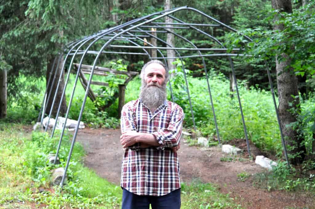 Gilles Desroches devra démonter la structure de son abri d’auto à contrecoeur. - Photo Information du Nord - Daniel Deslauriers