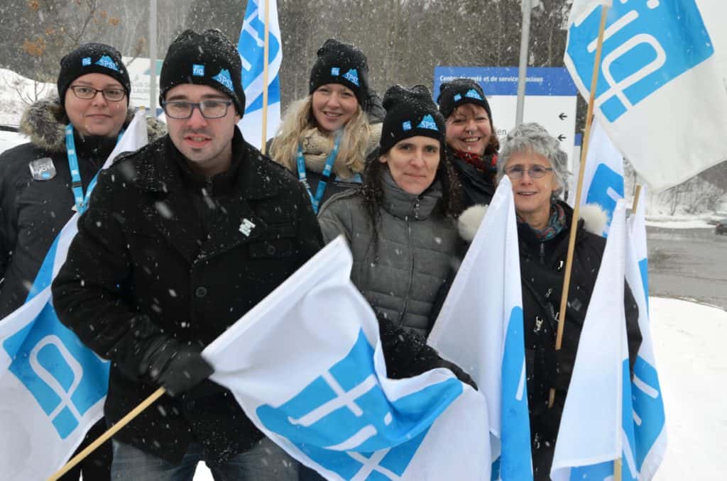 La FIQ manifeste devant l’hôpital Laurentien