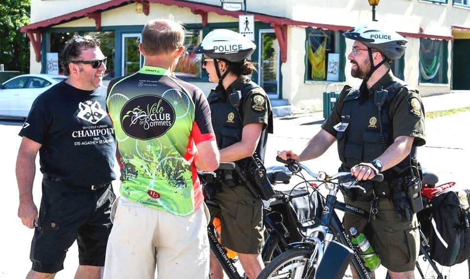 Deux policiers à l’événement Tour du Lac