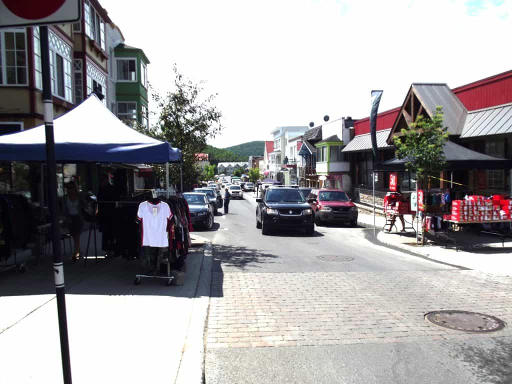 Une vente trottoir organisée au centre-ville de Sainte-Agathe