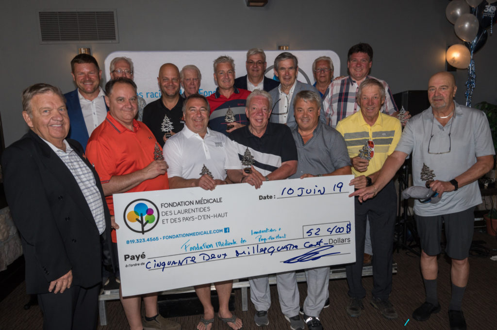 Les présidents de l’histoire de l’événement Golf-Vélo ont reçu l’Arbre de la Fondation. Ils étaient aussi fiers d’avoir contribué à une excellente récolte de 52 400$. - Photo gracieuseté