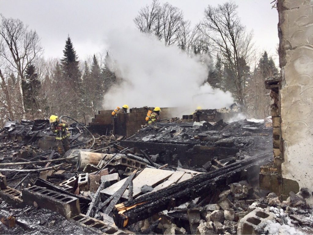 Une résidence détruite par le feu à Sainte-Agathe