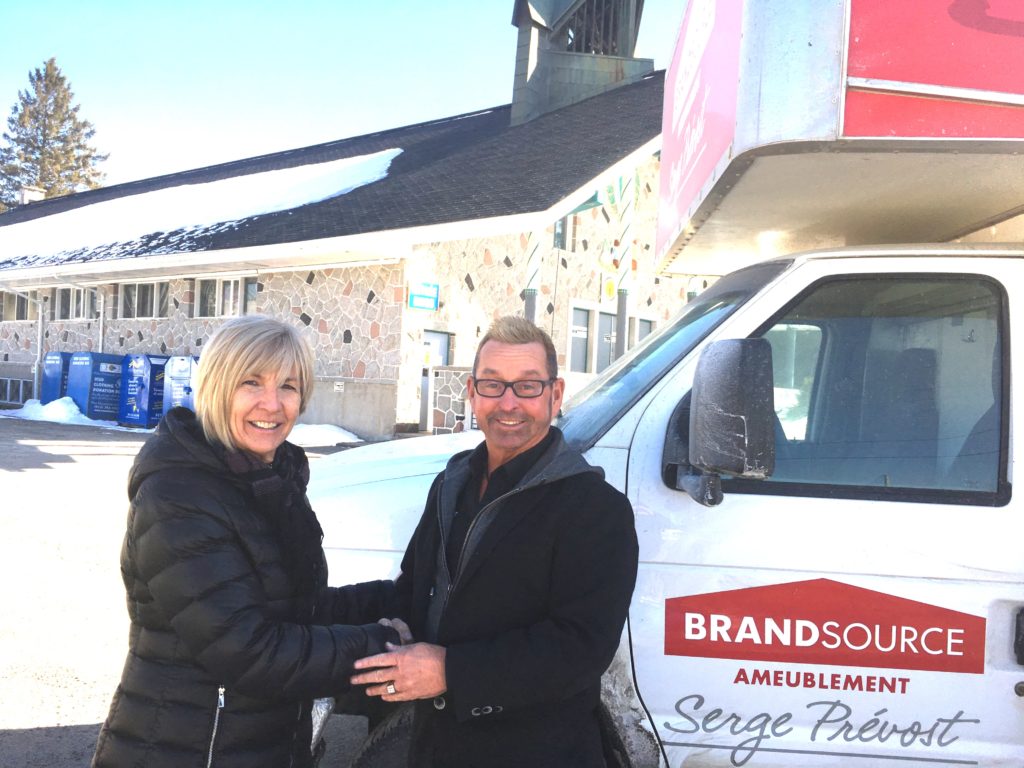 De gauche à droite, Odette Archambault, coordonnatrice des Trésors de la Fondation, pose en compagnie de Serge Prévost, propriétaire d'Ameublement BrandSource Serge Prévost. - Photo gracieuseté