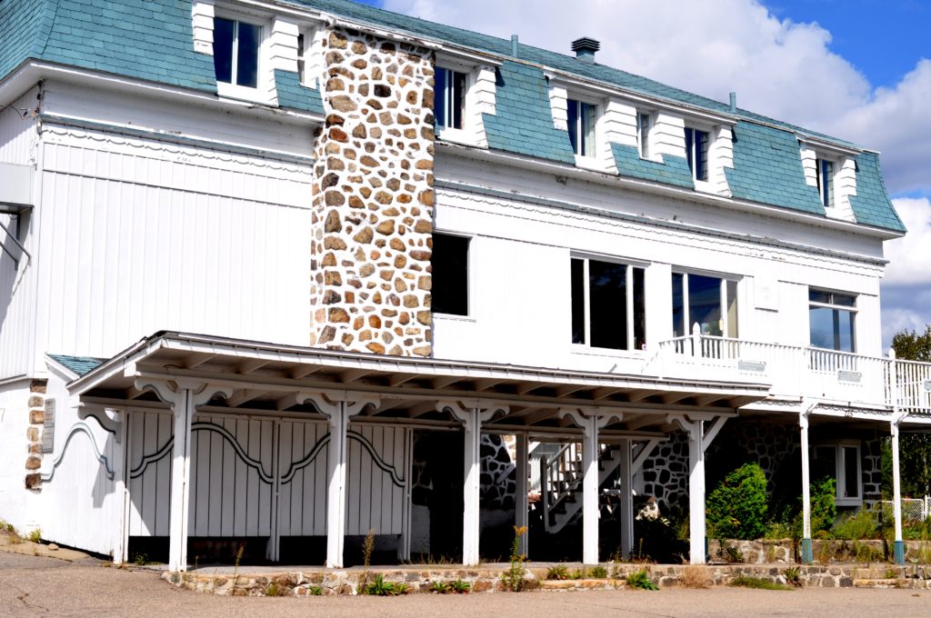 L'ancienne Auberge La Calèche est fermée depuis la fin de 2012. - Photo TC Media - Daniel Deslauriers