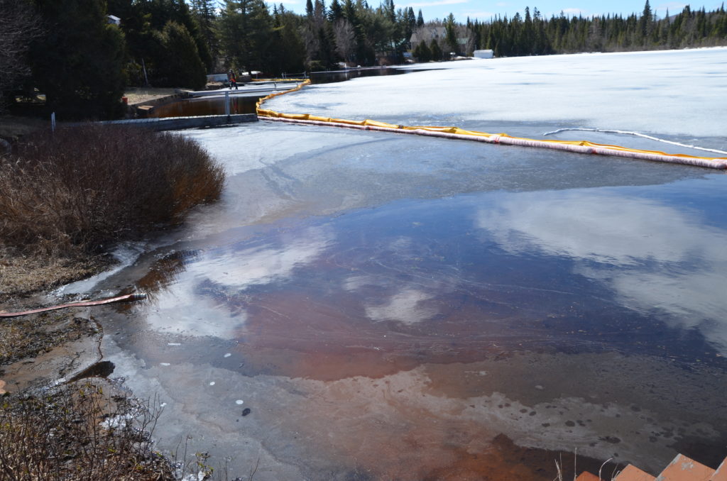 Le pire a été évité pour le lac Quenouille à Val-des-Lacs, mais la décontamination n'est pas terminée pour autant. - TC Media – René-Pierre Beaudry