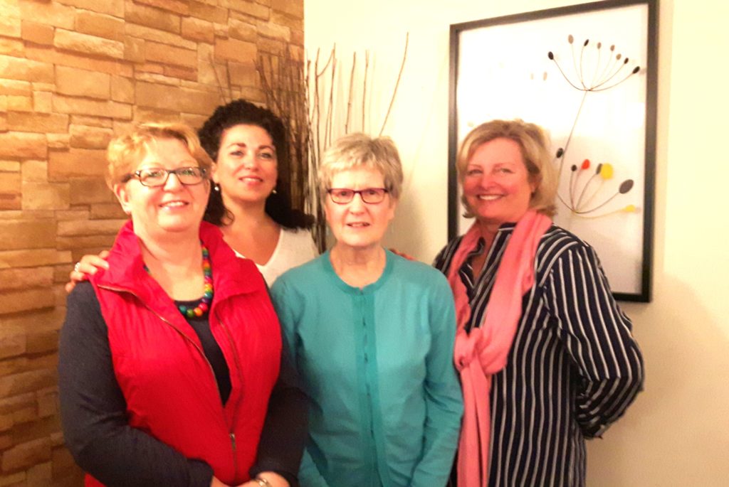 De gauche à droite, Danielle Séguin, Dominique Marenger, directrice, Françoise Robidoux et Martine Boivin. Carole De Carufel était absente au moment de la photo. - Photo gracieuseté