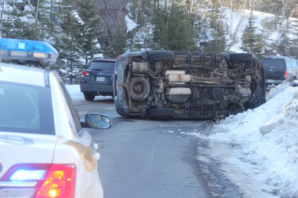 Un véhicule capote dans une bretelle à Val-Morin