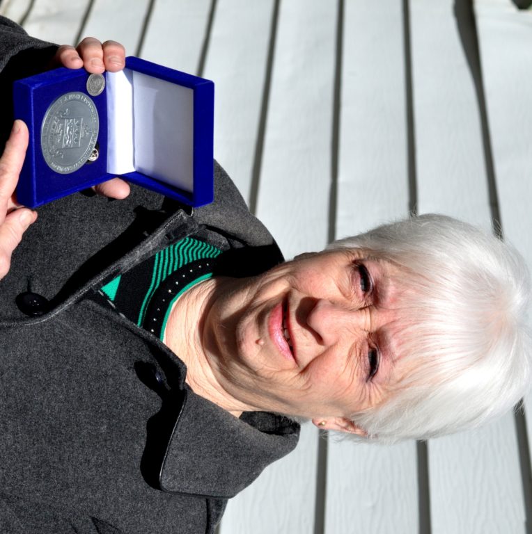 Lucie Lanthier pose avec cette précieuse médaille qui lui a été remise récemment par le lieutenant-gouverneur du Québec. - Photo TC Media - Daniel Deslauriers