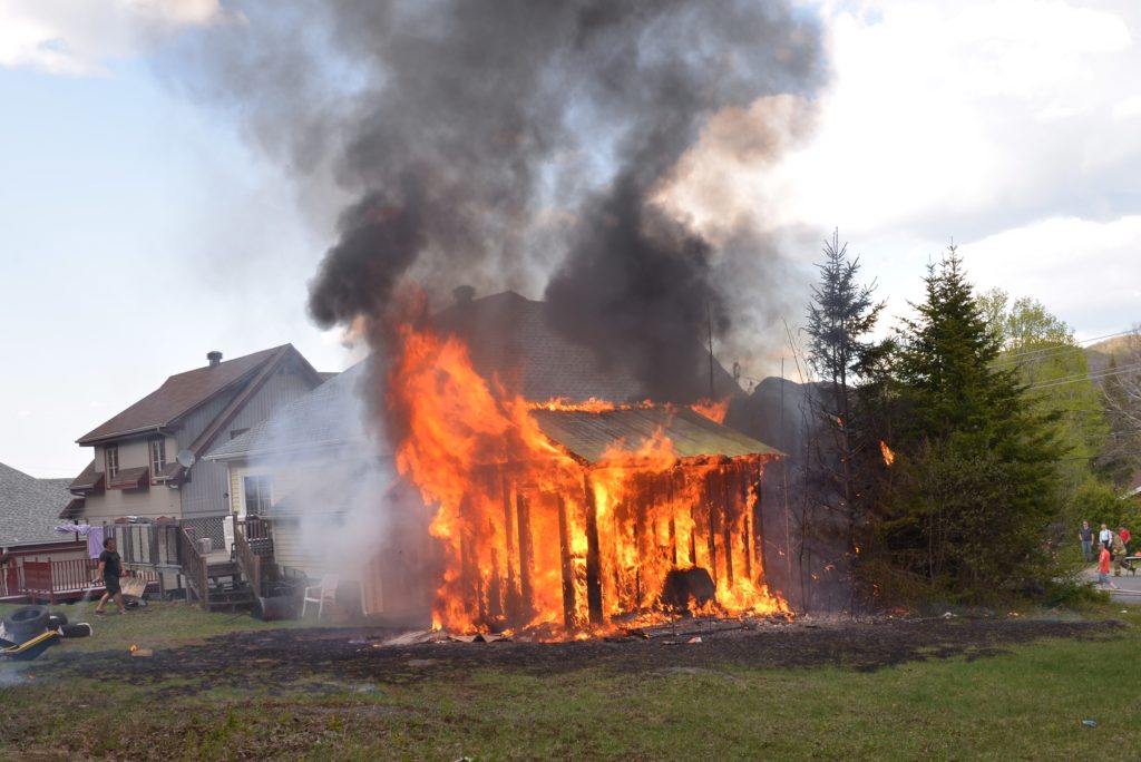 Un spectaculaire incendie ravage un cabanon