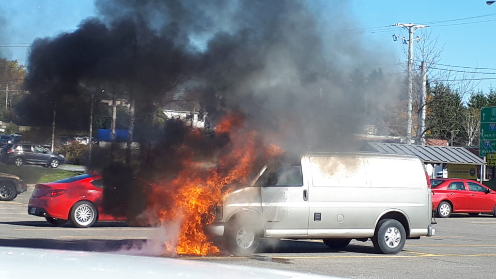 Un véhicule prend feu dans le stationnement du Maxi!